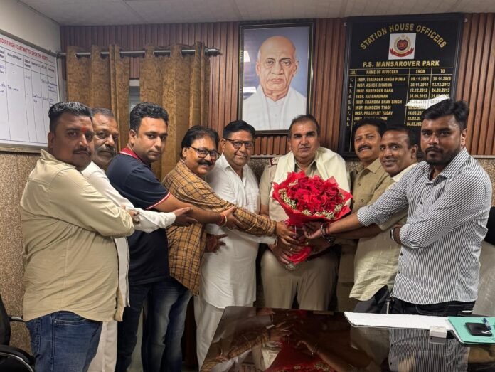 दीपक शर्मा नें टीम के साथ थानाध्यक्ष अश्विनी कुंडू का किया स्वागत थानाध्यक्ष अश्विनी कुंडू