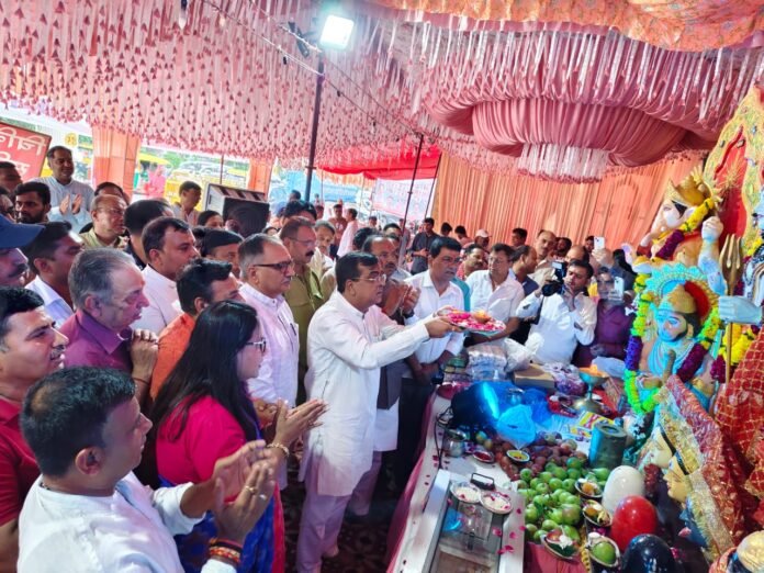 विकास मार्ग, शकरपुर में कांवड़ शिविर का शुभारंभ किया वीरेन्द्र सचदेवा नें दीपक गाबा ,अभय वर्मा भी रहे मौजूद वीरेन्द्र सचदेवा