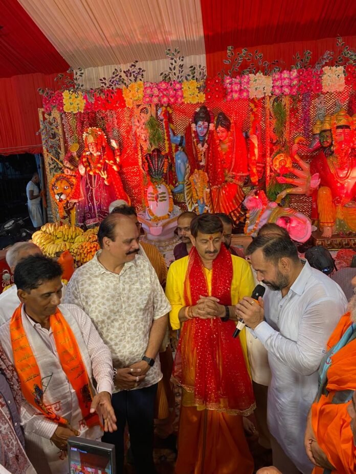 शिव सेवा कांवड़ शिविर में पहुंचे हर्ष मल्होत्रा ,मनोज तिवारी अति.उपायुक्त संदीप लांबा मनोज तिवारी