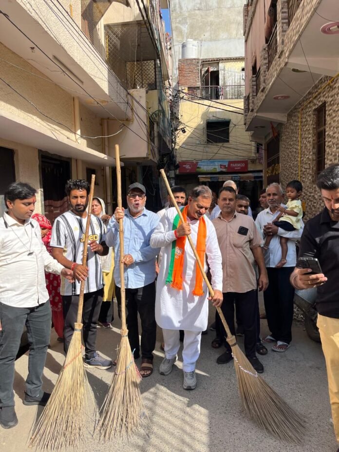 अनिल वशिष्ठ नें बाबरपुर में चलाया सफाई अभियान अनिल वशिष्ठ