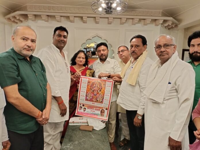 नये साल के लिए बनवाये कलेंडर का विमोचन कराया प्रताप शर्मा नें प्रताप शर्मा