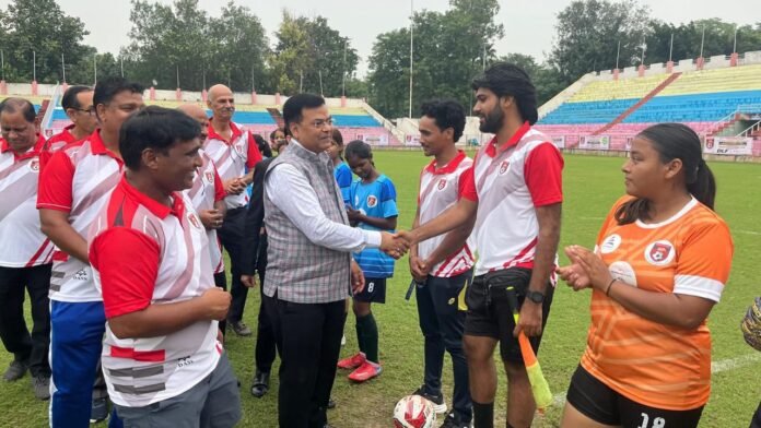 द्वितीय फ्रेंड्स कप गर्ल्स फ़ुटबॉल टूर्नामेंट 2025 का भव्य शुभारंभ अमित कुमार शर्मा रहे चीफ गैस्ट फ्रेंड्स कप गर्ल्स फ़ुटबॉल टूर्नामेंट