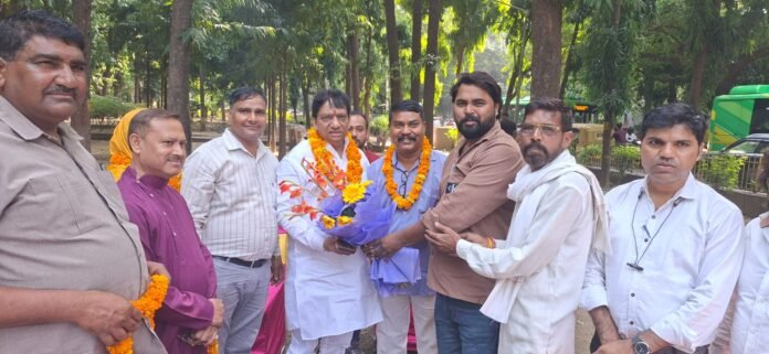 लाजपत नगर ज़ोन में कर्मचारियों के बीच समस्या सुनने पहुंचे संजय गहलोत संजय गहलोत