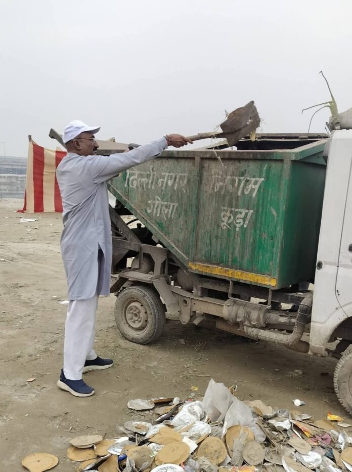 छठ पूजा समाप्त होने के बाद यमुना घाट पर टीम के साथ सफाई की संदीप कपूर नें संदीप कपूर