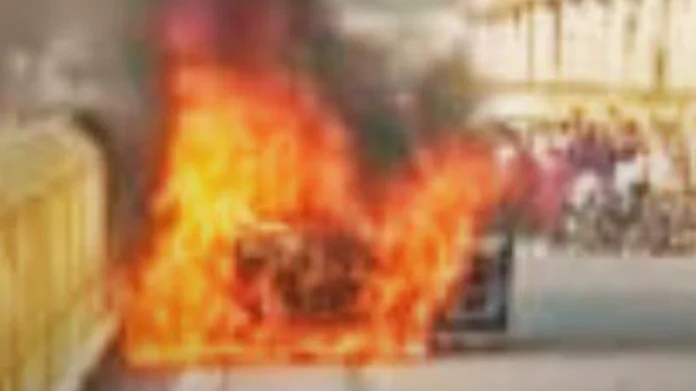 6921861ab2c53-up-car-fire-224453373-16x9