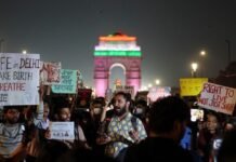 Delhi pollution protest: दिल्ली में प्रदूषण पर बवाल, ‘जहरीली हवा’ के खिलाफ इंडिया गेट पर प्रदर्शन, कई प्रदर्शनकारी हिरासत में