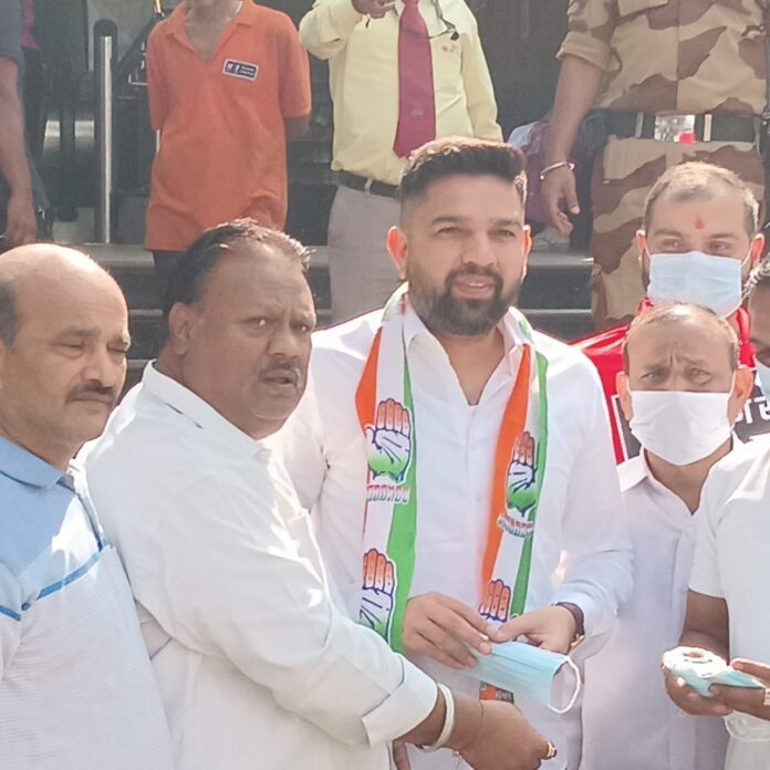 आदर्श नगर मैट्रो स्टेशन के पास मास्क वितरित किये आदर्श नगर