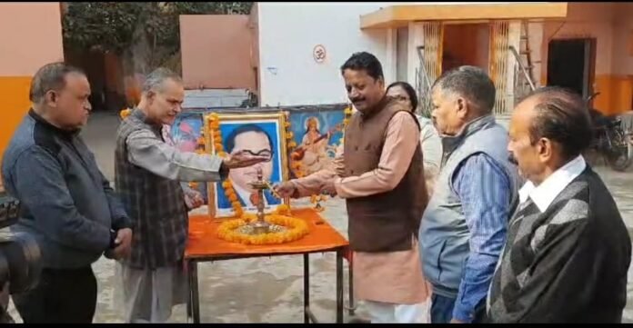 संविधान दिवस के मौके पर कार्यक्रम में पहुंचे श्याम सुन्दर अग्रवाल आचार्य सुशील पांचाल ने सबको संविधान की शपथ दिलाई श्याम सुन्दर अग्रवाल