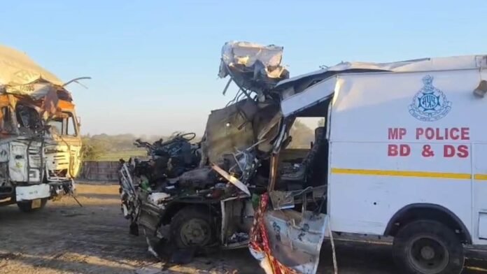 10_12_2025-sagar_road_accident_morena_20251210_7517