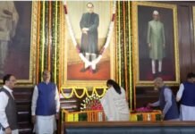 Ambedkar Memorial Delhi: दिल्ली CM रेखा गुप्ता ने डॉ. बी.आर. अंबेडकर की पुण्यतिथि पर पुष्पांजलि अर्पित की