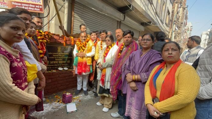 घोंडा वार्ड की मुख्य चौ. फतेह सिंह मार्ग के निर्माण कार्य का शिलान्यास किया अजय महावर नें अजय महावर