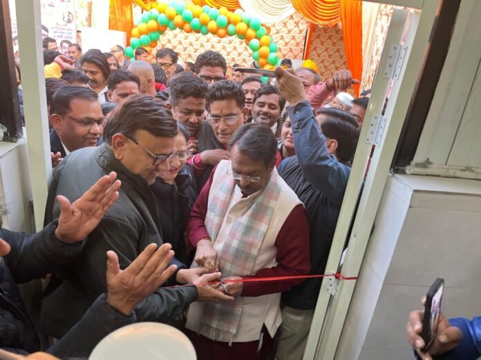 कृष्णा नगर में 'अटल कैंटीन' शुरू हर्ष मल्होत्रा और डॉ. अनिल गोयल ने किया उद्घाटन डॉ. अनिल गोयल
