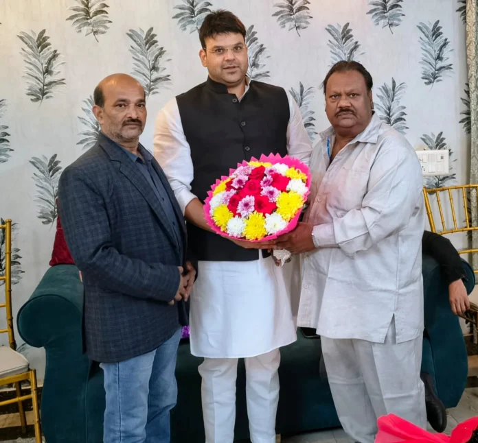 Congress District President Siddharth Rao's birthday was celebrated with great pomp, Devendra Yadav also reached to wish him. Congress District President Siddharth Rao's birthday was celebrated with great pomp, Devendra Yadav also reached to wish him.