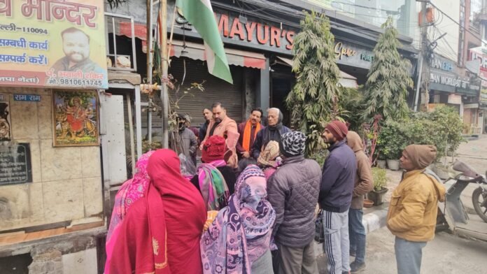 मकर संक्रांति पर जरूरतमंदों को कम्बल वितरित किये दर्शन सिंह ने टीम के साथ दर्शन सिंह