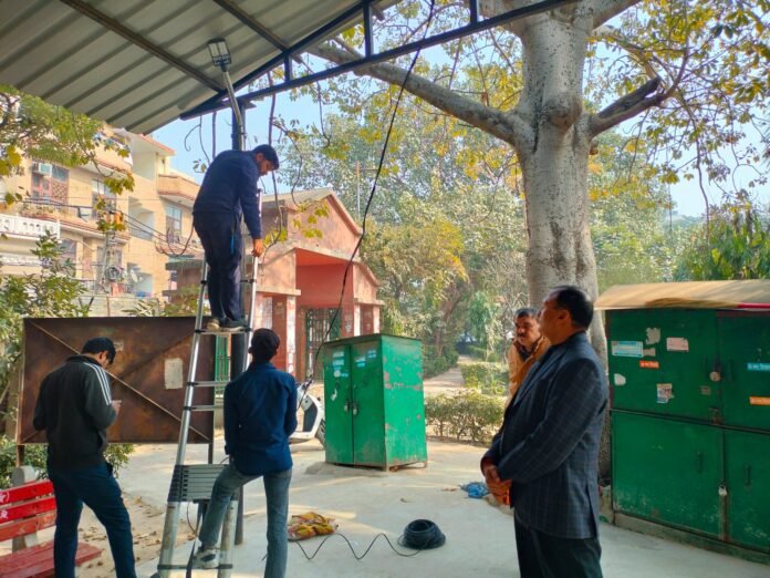 मौके पर खुद पहुंच विकास कार्यों की निगरानी करते हैं पार्षद मुकेश बंसल मुकेश बंसल