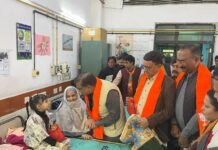अस्पताल के बाहर सफाई अभियान चला मरीजों को कम्बल और फल बाँटें दीपक गाबा नें टीम के साथ दीपक गाबा