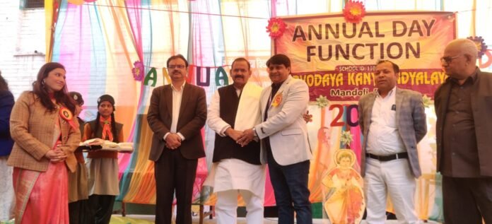 मंडोली सर्वोदय कन्या विद्यालय के प्रोग्राम में पहुंचे विधायक सुरेन्द्र कुमार सुरेन्द्र कुमार