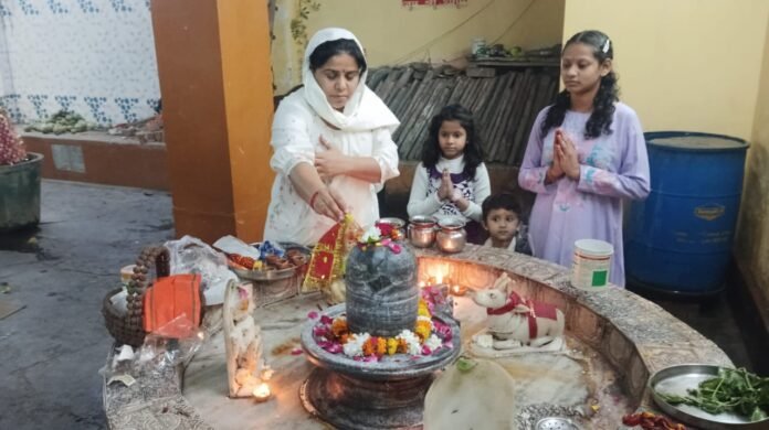 महाशिवरात्रि पर मंदिरों में उमड़ी श्रद्धालुओं की भीड़ भोले के जयकारों से गूंज उठा शहर महाशिवरात्रि