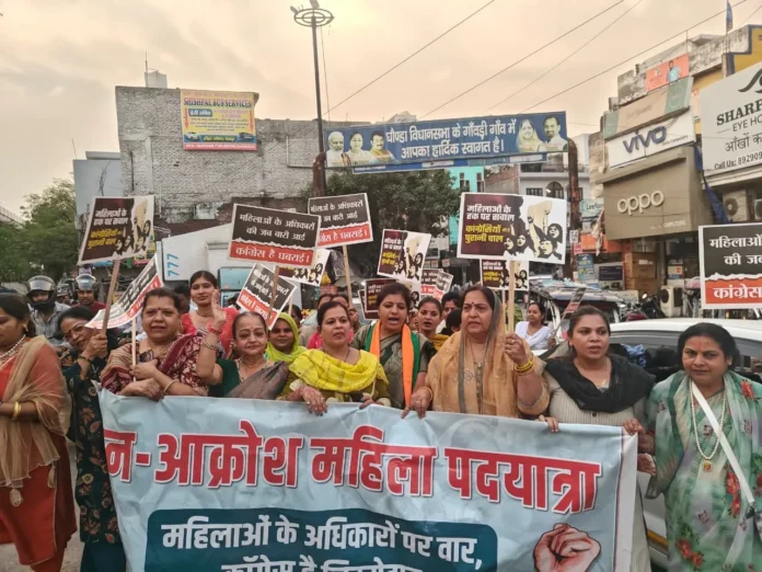 Women took to the streets in Bhajanpura against politicization of the Mahila Shakti Vandan Act Women took to the streets in Bhajanpura against politicization of the Mahila Shakti Vandan Act