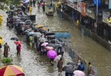 Mumbai Rain: भारी बारिश से 5 मौतें, मैनहोल हादसे पर विधानसभा में हंगामा, दोषियों पर कार्रवाई के आदेश