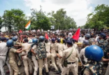 INDIA Alliance: बसों में भरकर गांधी स्मृति पहुंचे INDIA ब्लॉक के सांसद-नेता, राहुल गांधी बोले- ‘भारत के छात्र अकेले नहीं’ INDIA Alliance, Rahul Gandhi, Gandhi Smriti, NEET Protest, Student Protest