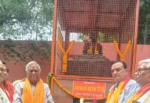 Goswami Tulsidas गोस्वामी तुलसीदास की प्रतिमा पर माल्यार्पण किया