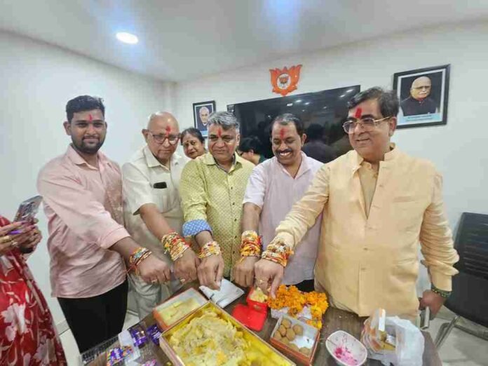Rakshabandhan festival celebrated with enthusiasm in BJP Shahdara district office Rakshabandhan festival celebrated with enthusiasm in BJP Shahdara district office