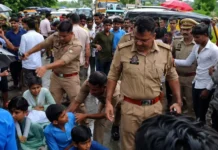 Mahoba Protest: महोबा में खराब सड़क और जलभराव से परेशान स्कूली बच्चों ने हाईवे किया जाम, पुलिस पर बदसलूकी के आरोप