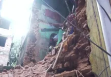 Kolkata Building Collapse: भारी बारिश के बीच 3 मंजिला इमारत का अगला हिस्सा ढहा, महिला की मौत, 15 घायल Kolkata Building Collapse में बारिश के बीच जर्जर इमारत का हिस्सा ढहने का दृश्य