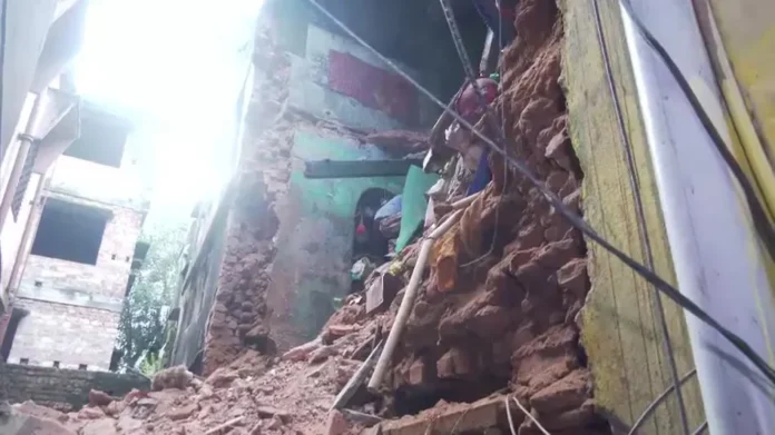 Kolkata Building Collapse में बारिश के बीच जर्जर इमारत का हिस्सा ढहने का दृश्य