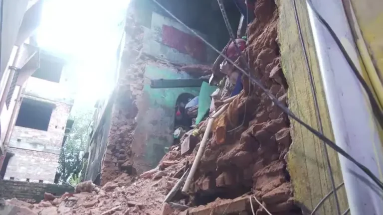 Kolkata Building Collapse में बारिश के बीच जर्जर इमारत का हिस्सा ढहने का दृश्य