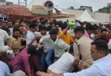 Stampede: उज्जैन के नागचंद्रेश्वर मंदिर में करंट की अफवाह से मची अफरा-तफरी, 13 श्रद्धालु घायल उज्जैन के नागचंद्रेश्वर मंदिर में अफरा-तफरी के बाद घायल श्रद्धालु