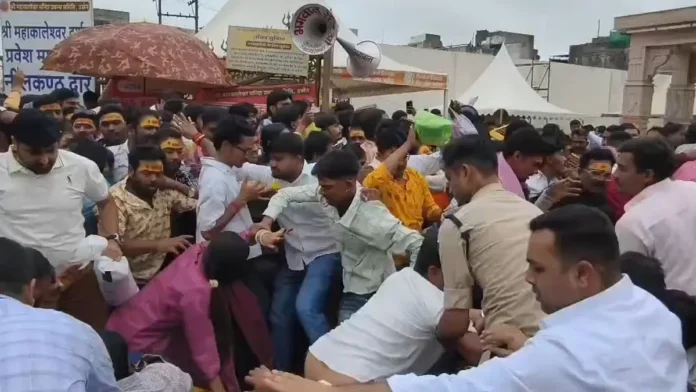 उज्जैन के नागचंद्रेश्वर मंदिर में अफरा-तफरी के बाद घायल श्रद्धालु