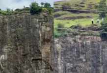 Family Tragedy: बेटे की एक छलांग ने उजाड़ दिया पूरा परिवार, बचाने दौड़े पिता भी खदान में गिरे; कुछ देर बाद मां ने भी दे दी जान