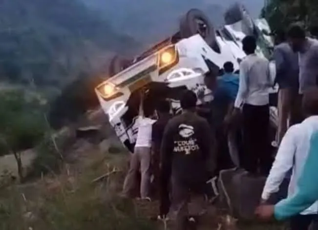 pasted-image (1) Rajouri Accident, Jammu Kashmir Road Accident, Moghla Teryath, Rajouri News, Vehicle Falls Into Gorge